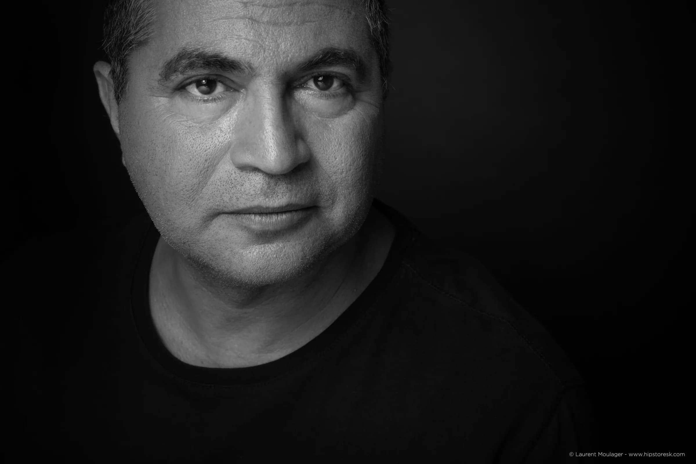 Portrait de Mahi Binebine en noir et blanc